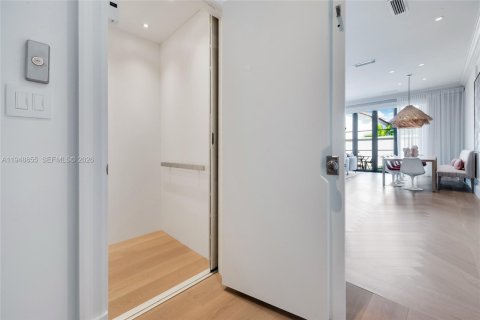 Купить таунхаус в Корал-Гейблс, Флорида 4 спальни, 379.04м2, № 2008926 - фото 8