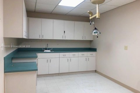 Propiedad comercial en venta en Marathon, Florida № 2089884 - foto 5