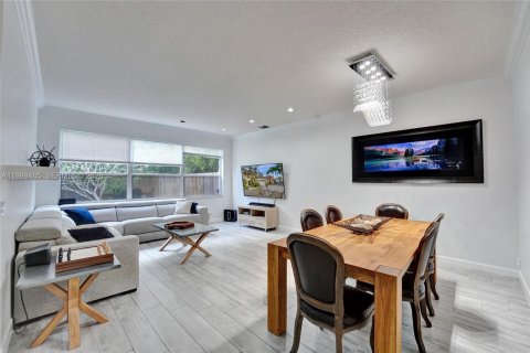 House in Cooper City, Florida 3 bedrooms, 201.13 sq.m. № 2066202 - photo 2