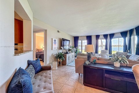 Condo in Oakland Park, Florida, 2 bedrooms  № 1886511 - photo 3