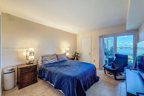 Condo in Oakland Park, Florida, 2 bedrooms  № 1886511 - photo 18