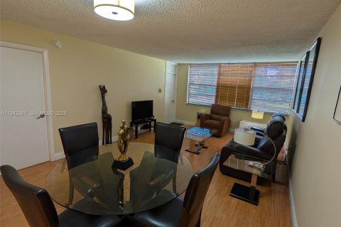 Condo in Pembroke Pines, Florida, 1 bedroom  № 2059943 - photo 8