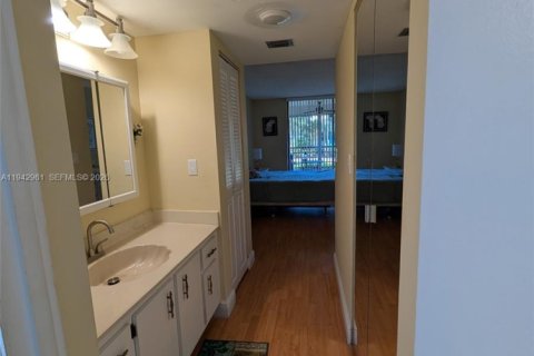 Condo in Pembroke Pines, Florida, 1 bedroom  № 2059943 - photo 10