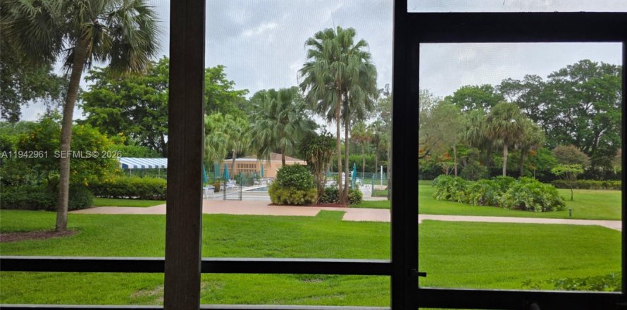 Condo in Pembroke Pines, Florida, 1 bedroom  № 2059943