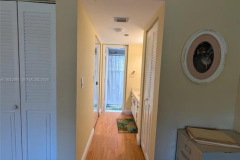 Condo in Pembroke Pines, Florida, 1 bedroom  № 2059943 - photo 13