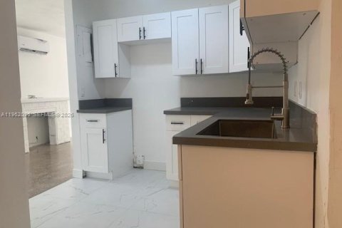 House in Fort Lauderdale, Florida 3 bedrooms, 106.37 sq.m. № 2024722 - photo 9