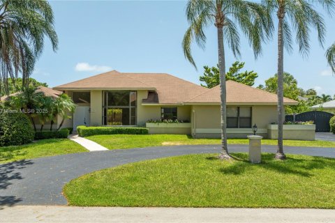 House in Cutler Bay, Florida 4 bedrooms, 240.06 sq.m. № 1858916 - photo 1