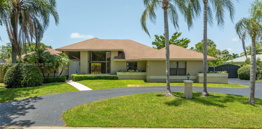 House in Cutler Bay, Florida 4 bedrooms, 240.06 sq.m. № 1858916