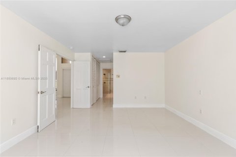 House in Cutler Bay, Florida 4 bedrooms, 240.06 sq.m. № 1858916 - photo 15