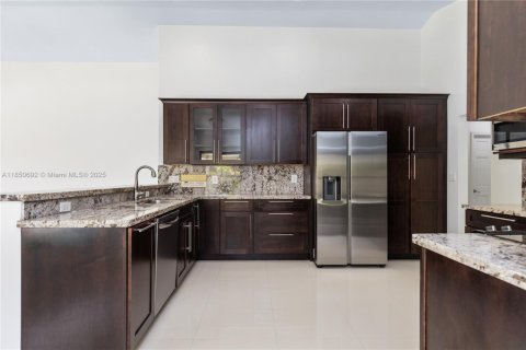 House in Cutler Bay, Florida 4 bedrooms, 240.06 sq.m. № 1858916 - photo 22