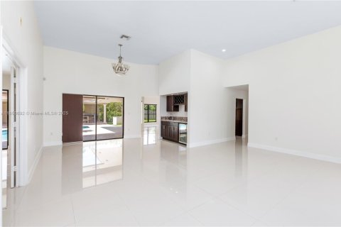 House in Cutler Bay, Florida 4 bedrooms, 240.06 sq.m. № 1858916 - photo 5