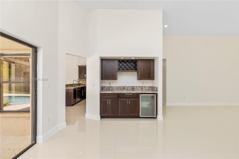 House in Cutler Bay, Florida 4 bedrooms, 240.06 sq.m. № 1858916 - photo 9