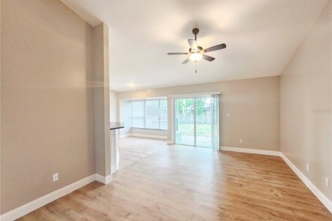 House in Orlando, Florida 3 bedrooms, 164.9 sq.m. № 1918133 - photo 2