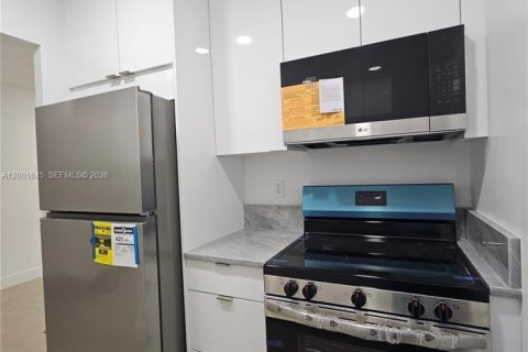 Снять в аренду виллу или дом в Окленд-Парк, Флорида 1 спальня, 218.51м2, № 2066002 - фото 7