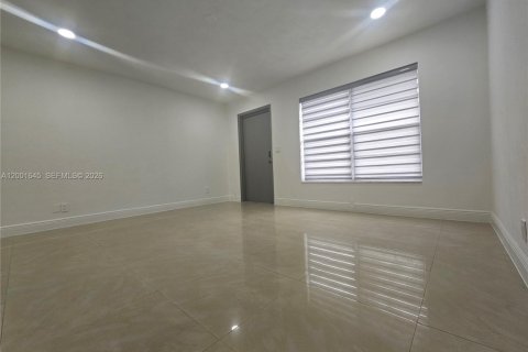 Снять в аренду виллу или дом в Окленд-Парк, Флорида 1 спальня, 218.51м2, № 2066002 - фото 4