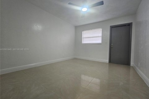 Снять в аренду виллу или дом в Окленд-Парк, Флорида 1 спальня, 218.51м2, № 2066002 - фото 13
