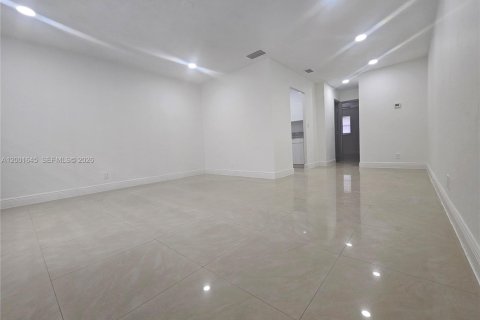 Снять в аренду виллу или дом в Окленд-Парк, Флорида 1 спальня, 218.51м2, № 2066002 - фото 2