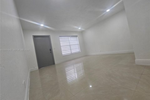 Снять в аренду виллу или дом в Окленд-Парк, Флорида 1 спальня, 218.51м2, № 2066002 - фото 3