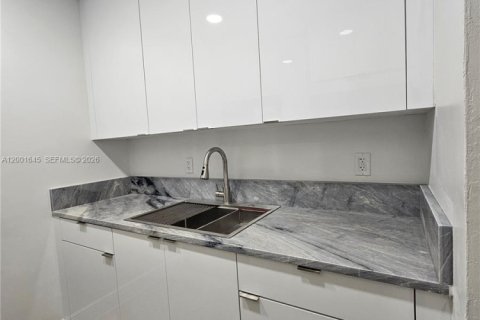 Снять в аренду виллу или дом в Окленд-Парк, Флорида 1 спальня, 218.51м2, № 2066002 - фото 9