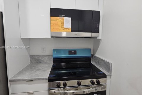 Снять в аренду виллу или дом в Окленд-Парк, Флорида 1 спальня, 218.51м2, № 2066002 - фото 8