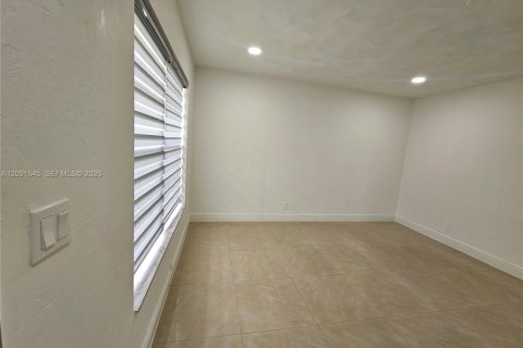 Снять в аренду виллу или дом в Окленд-Парк, Флорида 1 спальня, 218.51м2, № 2066002 - фото 6