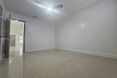 Снять в аренду виллу или дом в Окленд-Парк, Флорида 1 спальня, 218.51м2, № 2066002 - фото 12