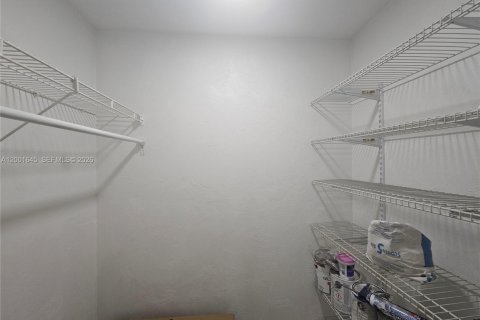 Снять в аренду виллу или дом в Окленд-Парк, Флорида 1 спальня, 218.51м2, № 2066002 - фото 14