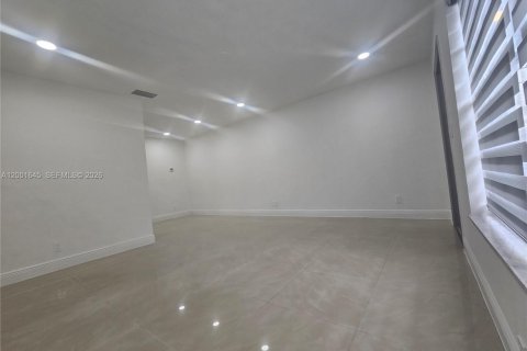 Снять в аренду виллу или дом в Окленд-Парк, Флорида 1 спальня, 218.51м2, № 2066002 - фото 5