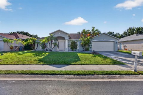 House in Fort Myers, Florida 3 bedrooms, 185.15 sq.m. № 2200752 - photo 4