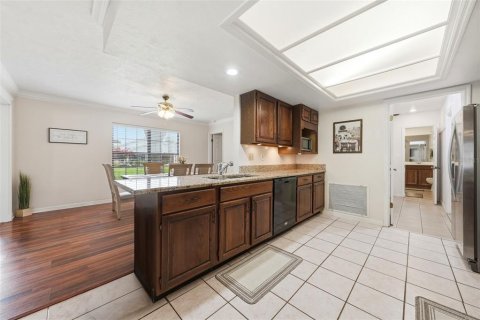 House in Tavares, Florida 2 bedrooms, 169.64 sq.m. № 2201986 - photo 17
