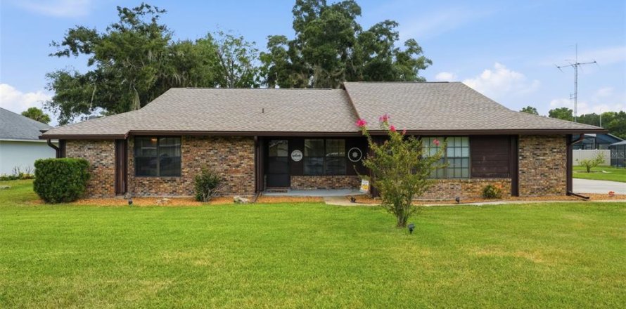 House in Tavares, Florida 2 bedrooms, 169.64 sq.m. № 2201986