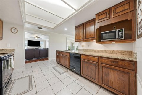 House in Tavares, Florida 2 bedrooms, 169.64 sq.m. № 2201986 - photo 12