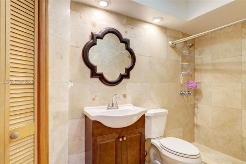 House in Hialeah, Florida 3 bedrooms, 203.64 sq.m. № 1995979 - photo 13