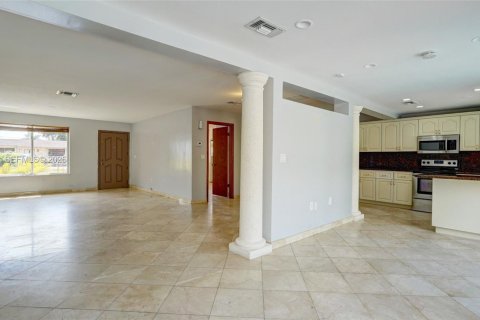 House in Hialeah, Florida 3 bedrooms, 203.64 sq.m. № 1995979 - photo 7