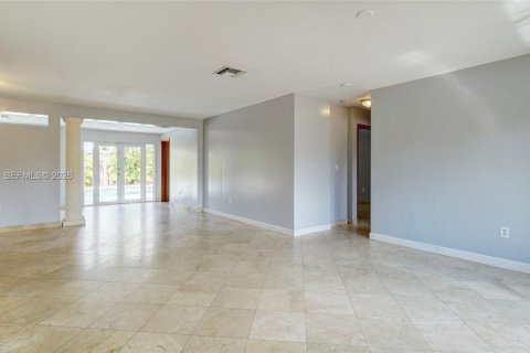 House in Hialeah, Florida 3 bedrooms, 203.64 sq.m. № 1995979 - photo 5
