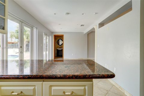 House in Hialeah, Florida 3 bedrooms, 203.64 sq.m. № 1995979 - photo 11