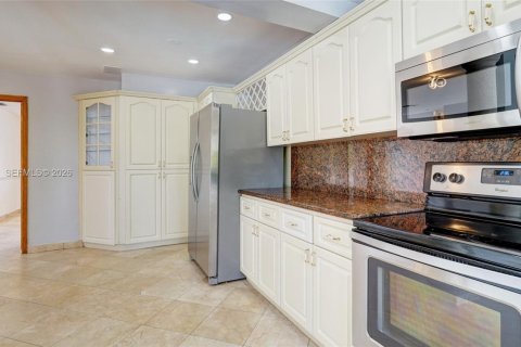 House in Hialeah, Florida 3 bedrooms, 203.64 sq.m. № 1995979 - photo 4