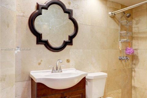 House in Hialeah, Florida 3 bedrooms, 203.64 sq.m. № 1995979 - photo 16