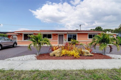 House in Hialeah, Florida 3 bedrooms, 203.64 sq.m. № 1995979 - photo 2