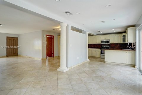 House in Hialeah, Florida 3 bedrooms, 203.64 sq.m. № 1995979 - photo 12