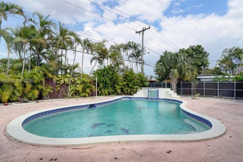 House in Hialeah, Florida 3 bedrooms, 203.64 sq.m. № 1995979 - photo 27