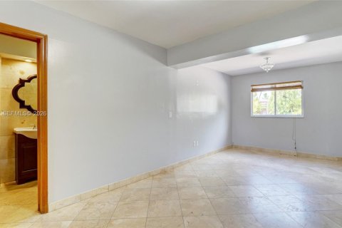 House in Hialeah, Florida 3 bedrooms, 203.64 sq.m. № 1995979 - photo 19