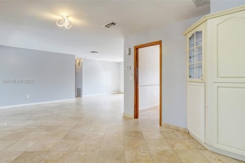 House in Hialeah, Florida 3 bedrooms, 203.64 sq.m. № 1995979 - photo 18