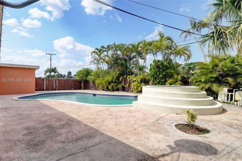 House in Hialeah, Florida 3 bedrooms, 203.64 sq.m. № 1995979 - photo 29