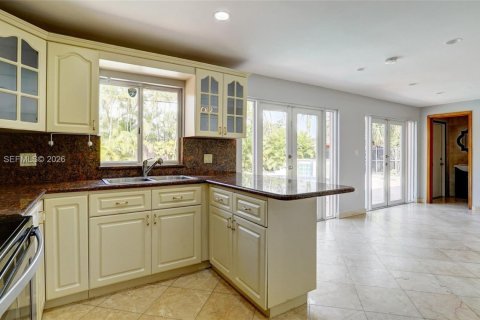 House in Hialeah, Florida 3 bedrooms, 203.64 sq.m. № 1995979 - photo 17