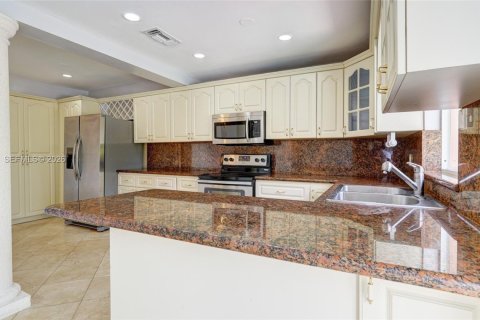 House in Hialeah, Florida 3 bedrooms, 203.64 sq.m. № 1995979 - photo 15