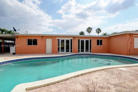 House in Hialeah, Florida 3 bedrooms, 203.64 sq.m. № 1995979