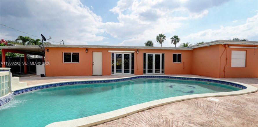 House in Hialeah, Florida 3 bedrooms, 203.64 sq.m. № 1995979