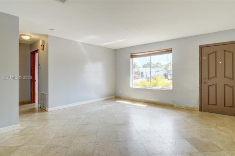 House in Hialeah, Florida 3 bedrooms, 203.64 sq.m. № 1995979 - photo 8
