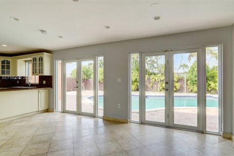 House in Hialeah, Florida 3 bedrooms, 203.64 sq.m. № 1995979 - photo 14